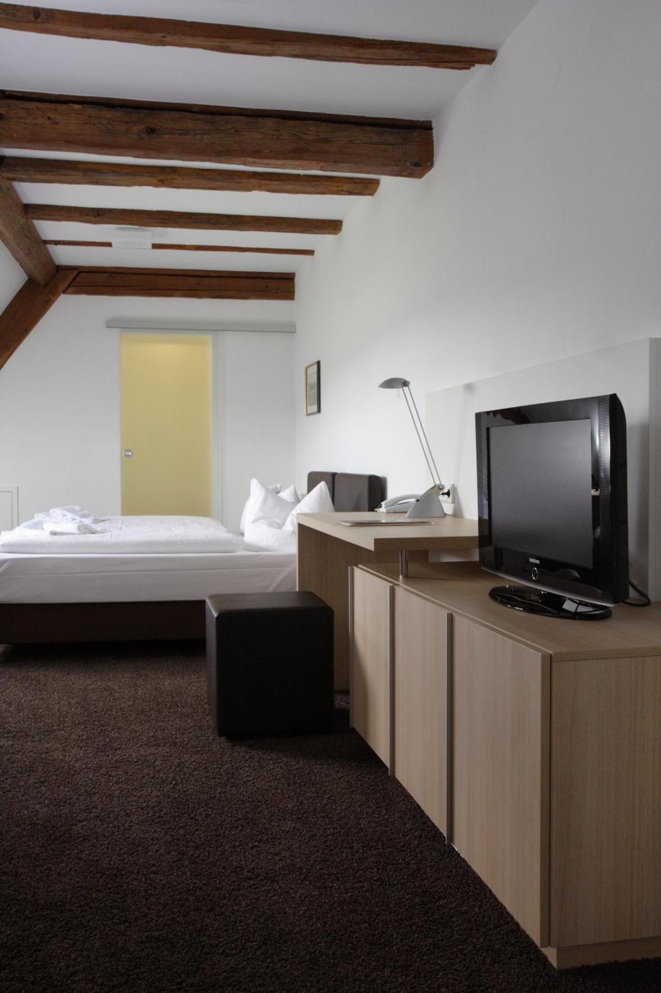Hotel Hofgut Hohenkarpfen Hausen ob Verena Zimmer foto
